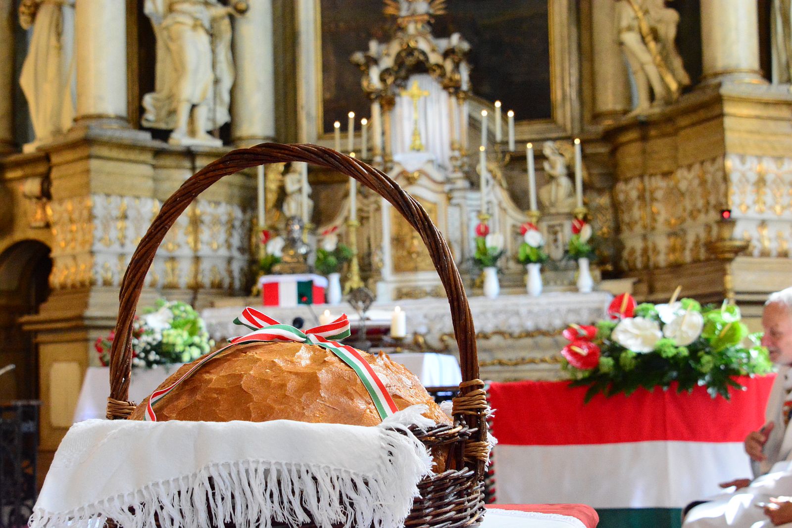 Kenyérszentelés és szentmise Szent István király ünnepén Fehérváron